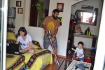 09-TEMPI-MODERNI....LEI-DA-REMOTO-LORO-FACCENDE-DOMESTICHE